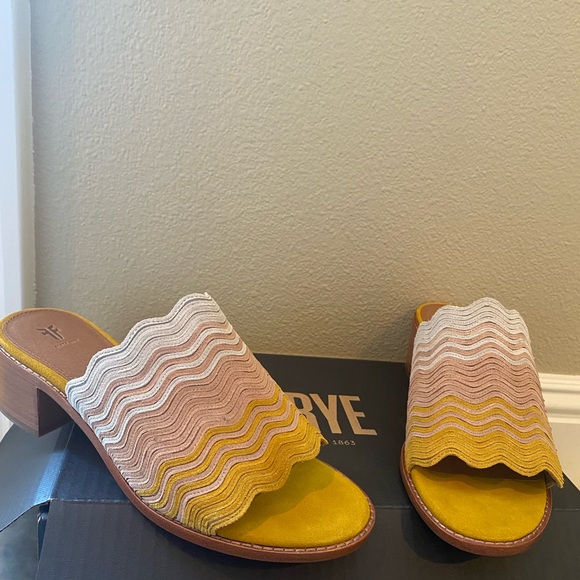 Brand New In box Frye Mule Sandals, Size 7 - Picture 2 of 3